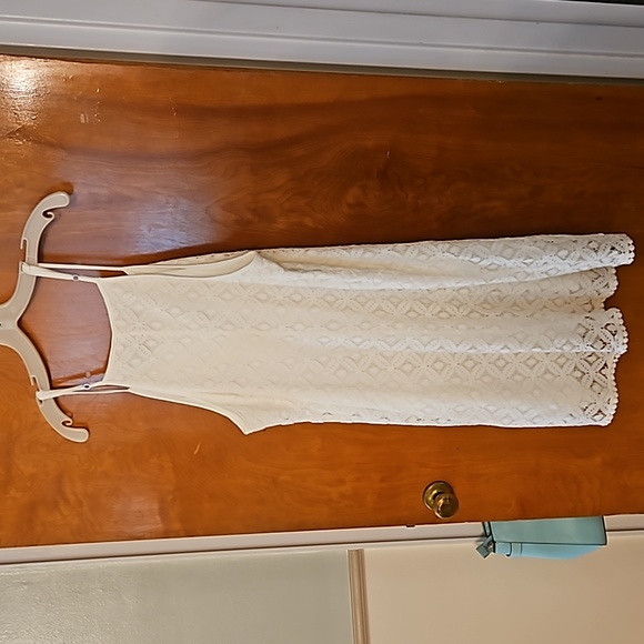 Beautiful white lace dress. - Picture 2 of 9